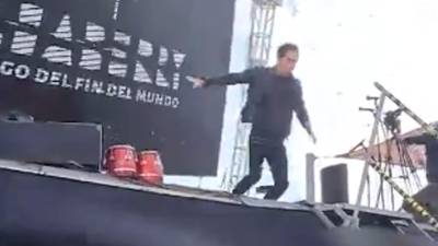 Video del momento en que mago casi es aplastado por pantalla gigante