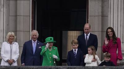 La reina Isabel regresó al palco del palacio de Buckingham para cerrar las celebraciones del Jubileo de Platino junto a su hijo, y los duques de Cambridge con su familia, el futuro de la monarquía.