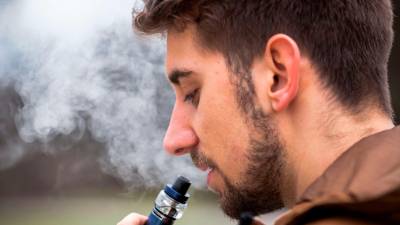 Los cigarrillos electrónicos funcionan con pilas. Contienen unos cartuchos llenos de un líquido que suelen contener nicotina.