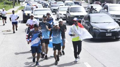 El youtuber japonés Shin Fujiyama continuó en la mañana de este lunes su recorrido de Choloma, Cortés, hasta Chalemecón, donde está la escuela José Simón Azcona.