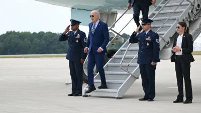 Biden a su llegada al aeropuerto de Atlanta para asistir al debate de esta noche.