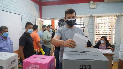 Hondureños participando en las elecciones de noviembre de 2021.
