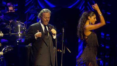 Imagen de archivo del cantante español Julio Iglesias durante un concierto. EFE/Paul Bergen