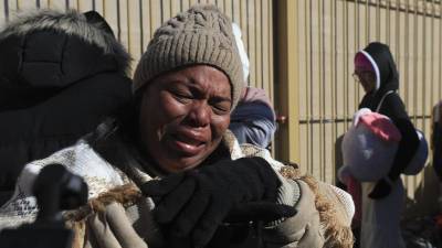 Una migrante llora tras la cancelación de su cita de asilo en la frontera norte de México.