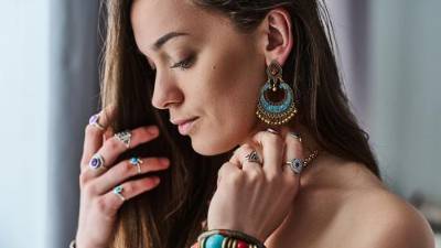 Los accesorios de inspiración tribal forman parte de la tendencia Boho Chic.