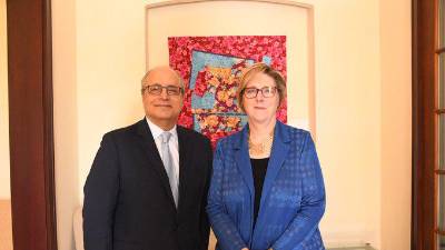 Frank Mora en la foto oficial junto a Laura Dogu.