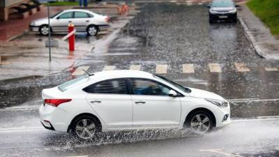 Unos neumáticos en buen estado mejoran la tracción y reducen el riesgo de aquaplaning.