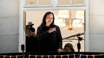 La líder opositora venezolana María Corina Machado salió este jueves al balcón del Grand Hotel de Oslo tras llegar a la capital noruega para recibir el Premio Nobel de la Paz, saludó a sus seguidores ya de madrugada visiblemente cansada pero sonriente y cantó el himno de su país con la mano en el pecho.