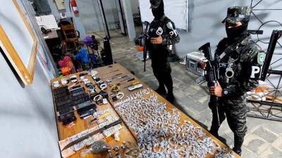 Diversos objetos, drogas y armas encontraron los agentes de la PMOP en los operativos de intervención en los centros penales de El Progreso y Danlí.