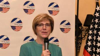 Laura Dogu es la embajadora de Estados Unidos en Honduras.
