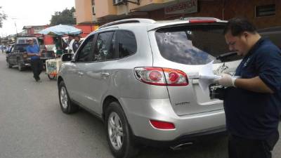 El esposo de la víctima, quien salió herido, siguió conduciendo la camioneta hasta llegar a una clínica privada de esta ciudad.