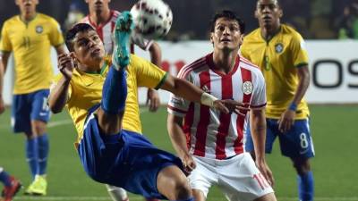 Thiago Silva despeja el balón ante la marca de Nelson Haedo Valdez. Foto AFP