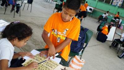 Los alumnos becados de la Escuela Dionisio de Herrera dan tutoría a los niños de primero y segundo grado.