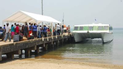 Las autoridades de Trujillo y Guanaja al inaugurar ayer el primer viaje del ferry. Foto: Cortesía Ricardo López.