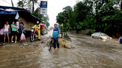 Fotografía de la 27 calle sureste, que se convirtió en un río prácticamente.