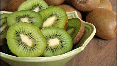 La pulpa es verde, jugosa y de sabor agridulce.