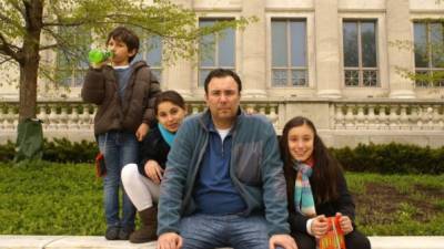 En la imagen se ve a Luis Zelaya Medrano durante un viaje con sus tres hijos.