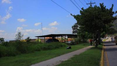 Dos asociaciones de vendedores han construido galeras en el predio de 10 manzanas. Foto: Melvin Cubas.