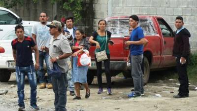 Los familiares de José Noel Mendoza Gómez y Wilfredo Adalid Díaz llegaron ayer a la morgue a reclamar sus cadáveres.