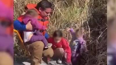 Las menores fueron rescatadas por autoridades mexicanas tras ser abandonadas en el Río Bravo.