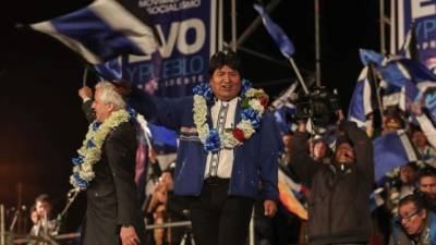 El presidente de Bolivia, Evo Morales, participa en el cierre de su campaña electoral este miércoles, en la ciudad de El Alto (Bolivia). EFE/Martín Alipaz