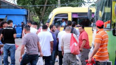 Hondureños repatriados llegando a la ciudad.