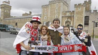 Cientos de aficionados están listos para el encuentro.