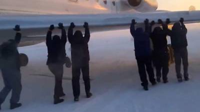 Un grupo de pasajeros 'empujó' el aeroplano por las alas.