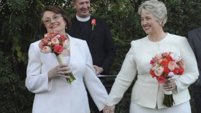 Annise Parker y su compañera Kathy Hubbard durante su boda.