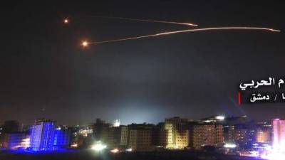 Israel llevó a cabo decenas de ataques aéreos mortales contra infraestructuras iraníes en Siria el jueves de madrugada, en represalia por disparos de cohetes contra sus posiciones en el Golán, en una escalada de tensión que alarma a la comunidad internacional.