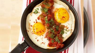 Huevos rancheros: acompañados con salsa de tomate, cebolla y chile.
