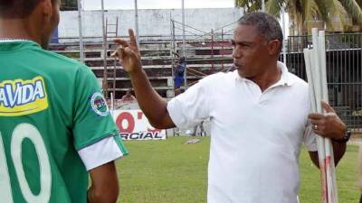 Reynaldo Clavasquín se ve campeón con el Platense el domingo en el estadio Excélsior. Foto Delmer Martínez