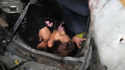 La indocumentada estaba escondida bajo el asiento para niños de un auto.