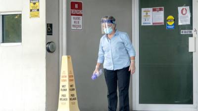 Según el Departamento de Salud de Florida, se trata de un hombre que ha sido aislado y su caso es investigado de forma conjunta por los Centros para el Control y Prevención de Enfermedades (CDC, por su sigla en inglés). En la imagen un registro de archivo de la entrada de un CDC en Miami (Florida, EE.UU.), durante la actual pandemia.