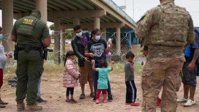 Texas desplegó a la Guardia Nacional en la frontera para detener a los migrantes y retornarlos a México.