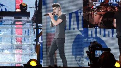 Las fans de Zayn Malik han escrito el nombre del cantante en su piel.