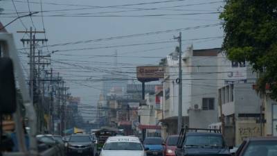 Una densa capa de humo cubre la ciudad.