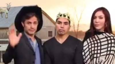 El famoso actor Gael García junto al Piolín en la parodia de los XV años de Rubí.