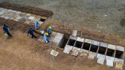 Miles de los que han perdido un ser querido por el coronavirus, no han podido despedirse. Foto: AFP