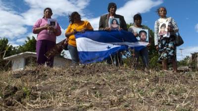 Migrants begin walking in a caravan in San Pedro Sula, Honduras on March 30, 2021, heading to Corinto, in the border with Guatemala, on their way to the US. - At least 300 Honduran migrants started a caravan heading to the US in San Pedro Sula Tuesday early morning. (Photo by Wendell ESCOTO / AFP)