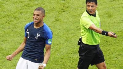 El jugador francés Kylian Mbappe (i), durante un partido del Mundial de Rusia. EFE