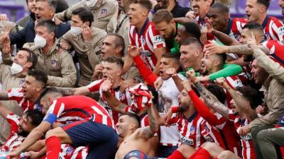 GRAF4688. VALLADOLID, 22/05/2021.- Los jugadores del Atlético de Madrid celebran el título de Liga tras ganar al Real Valladolid por 1-2 en el último partido de LaLiga Santander que se disputó hoy sábado en el estadio José Zorrilla, en Valladolid. EFE/Ballesteros