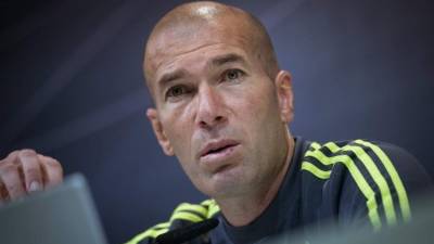 GRA095. MADRID, 22/04/2017.- El técnico francés del Real Madrid, Zinedine Zidane, durante la rueda de prensa posterior al entrenamiento realizado esta mañana por el conjunto blanco en la Ciudad Deportiva de Valdebebas de cara al partido de mañana ante el FC Barcelona en el estadio Santiago Bernabéu. EFE/Kiko Huesca