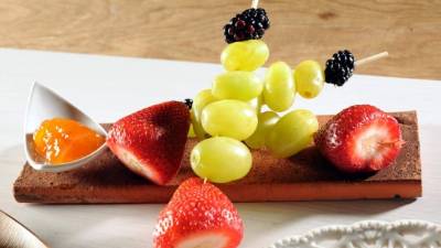 Colocar las brochetas acompañadas de la salsa de cítricos y durazno.