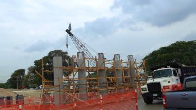 Los obreros trabajando en la construcción del intercambiador, que ya toma forma. Foto: Melvin Cubas.