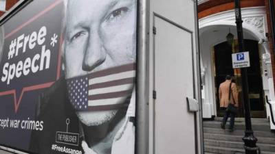 Un camión con propaganda de WikiLeaks ante la Embajada de Ecuador en Londres, Reino Unido. EFE/ Andy Rain/Archivo