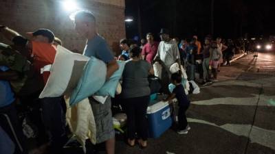 Cientos de personas comenzaron a llegar desde ayer a los albergues habilitados por las autoridades previo al impacto del huracán Florence en las Carolinas./EFE.