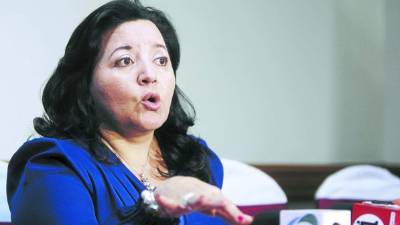 Yolani Batres, ministra de Salud, repitió que la presionan para acelerar compras.