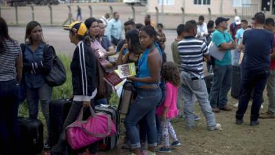Miles de venezolanos están migrando a Colombia por la falta de alimentos y medicamentos en su país.