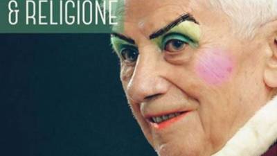 La imagen que está causado polémica porque se observa al papa emérito Benedicto XVl maquillado.